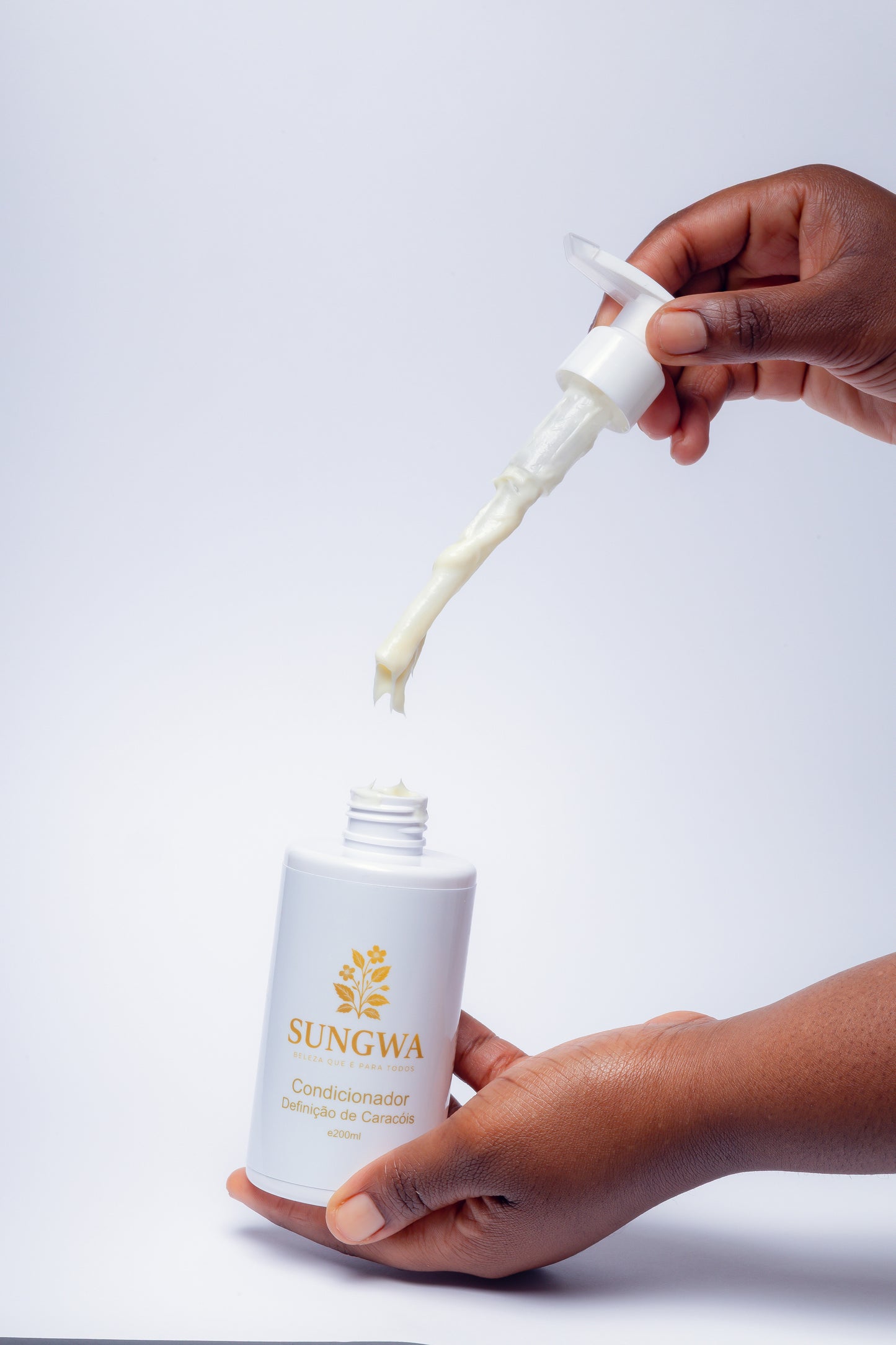 COLEÇÃO SUNGWA DEFINIÇÃO NATURAL
Shampoo + Condicionador 3 em 1 Cabelo Encaracolado